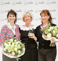Melanie Henne, Jutta Kleine-Tebbe, MonikaGriesser bei der Preisübergabe