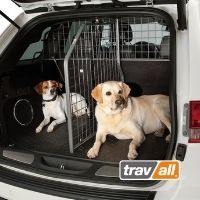 Mit einem Gitterset von Travall bekommt jeder Hund seinen eigenen Bereich im Heck.© Travall