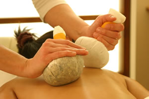 Pantai Luar (Kräuterstempelmassage) Quelle: Hotel Arminius, Bad Salzuflen