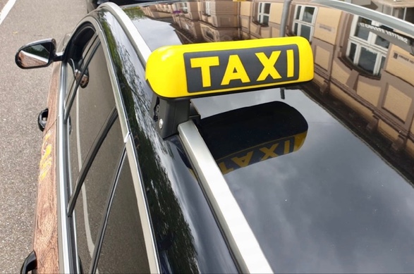 Taxi Minor bringt Menschen sicher zu Supermärkten,Ärzten oder auch zur Arbeit.