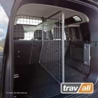 Hunde werden mit Travall-Trenngittern effektiv im Land Rover Defender gesichert. © Travall.© Travall