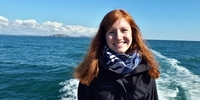 Schüleraustausch Irland: Schülerin an der Küste (Foto: Stiftung Völkerverständigung)