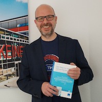 Der Gründungsexperte und Autor Detlef Diehr freut sich über den Nachdruck seines Zahnärzte-Fachbuchs