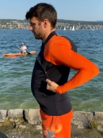 Marco Colombo, Ideengeber für Res-T, zeigt das Rettungsshirt in Aktion. Marco Colombo, Ideengeber für Res-T, zeigt das Rettungsshirt in Aktion.