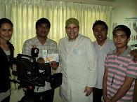 Gruppenbild links das Thai PBS Team, Mitte Dirk Weeber, Wuttipong Arayatumsopon sowie Modell Anirut Gruppenbild links das Thai PBS Team, Mitte Dirk Weeber, Wuttipong Arayatumsopon sowie Modell Anirut