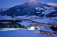 Beleuchtete Piste bei den Chalet und Apartments (c) Picasa (Chalets & Apartments Wachterhof)