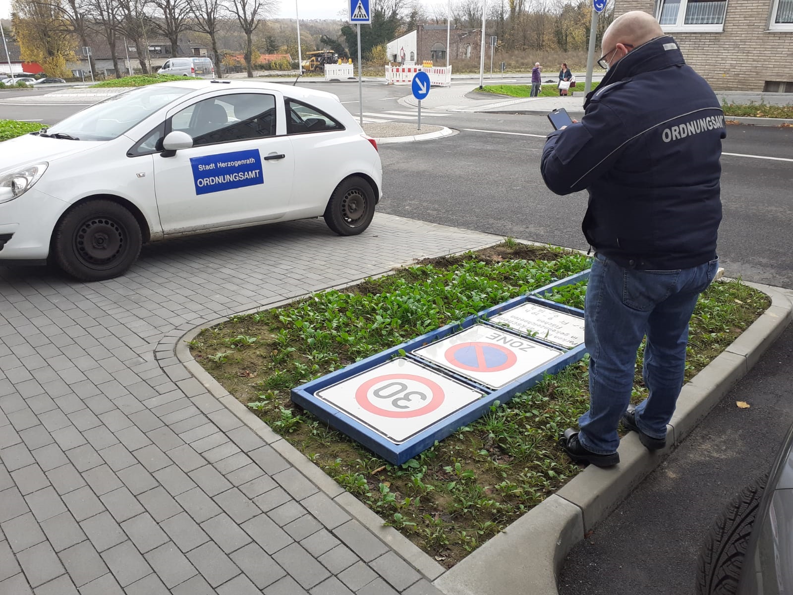Mängel imöffentlichen Raum werden in Herzogenrath nun zentral digital erfasst Mängel imöffentlichen Raum werden in Herzogenrath nun zentral digital erfasst