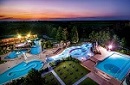 Traumhafterblick auf die Johannesbad-Therme bei Nacht (Johannesbad-Therme)