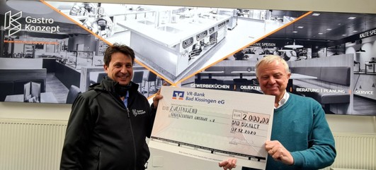 Die großzügige Spende überreichte Matthias Schlembach an Ben Baars vom Kinderzentrum Capetown e. V Die großzügige Spende überreichte Matthias Schlembach an Ben Baars vom Kinderzentrum Capetown e. V