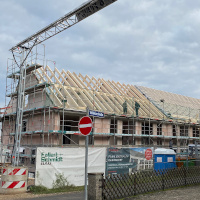 Der Dachstuhl der Reiehnhäuser in Boxdorf ist fertig. Der Dachstuhl der Reiehnhäuser in Boxdorf ist fertig.