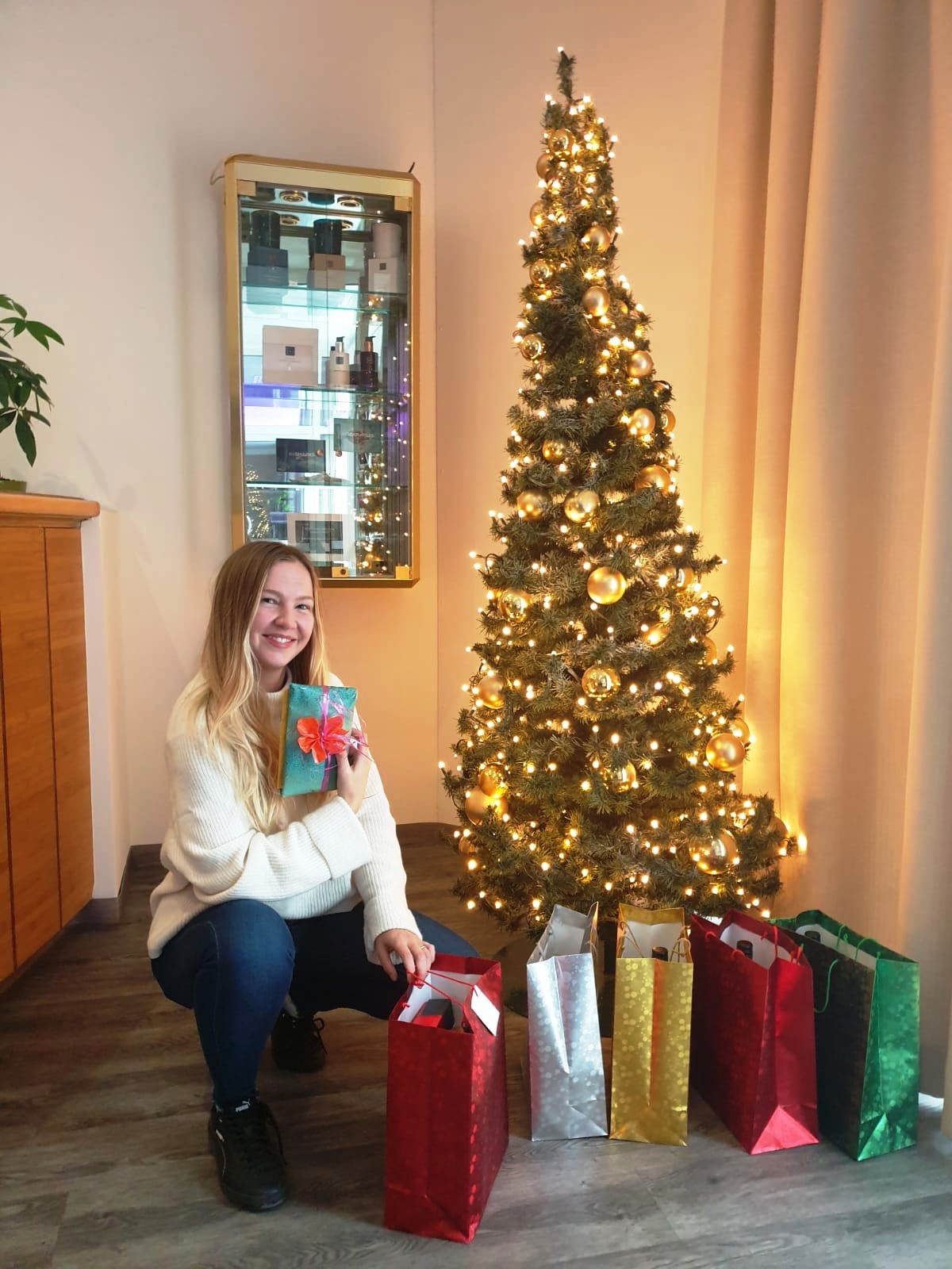 AWA Hotel Chefin Anita Wandinger packt Weihnachtsgeschenke für Gäste und Mitarbeiter AWA Hotel Chefin Anita Wandinger packt Weihnachtsgeschenke für Gäste und Mitarbeiter