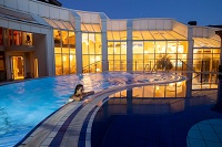 Yin-Yang-Pool bei Nacht (Posthotel Achenkirch)