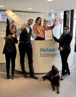 Das Team vom Hörhaus Tuttlingen freut sich über den Hearing Award und das handsignierte Skateboard