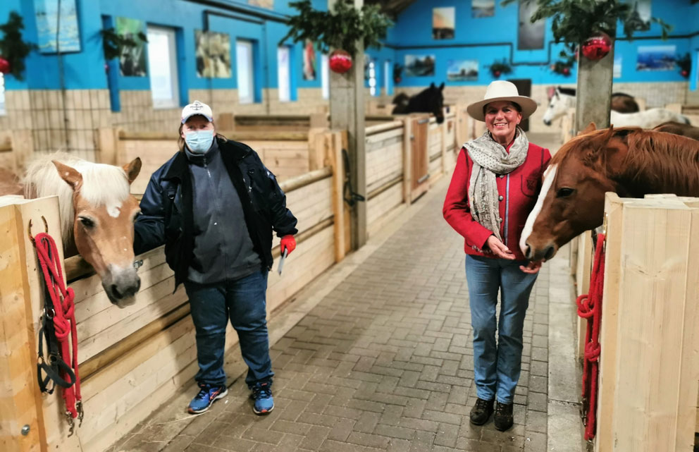 v.l. Marita Görges (Tierheim Lindern) mit Annette Engelhardt (Ballermann Ranch) v.l. Marita Görges (Tierheim Lindern) mit Annette Engelhardt (Ballermann Ranch)