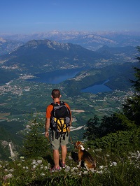 Mann mit Hund sieht über Lago di Caldonazzo (links) und Lago di Levico (rechts) (c) C. Eberle (TVB V Mann mit Hund sieht über Lago di Caldonazzo (links) und Lago di Levico (rechts) (c) C. Eberle (TVB V