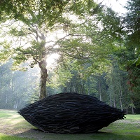 Elegante Holzskulptur (c) Arte Sella – G. Bianchi (TVB Valsugana Lagorai)_