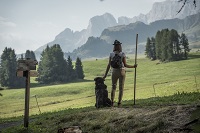 Frau mit Hund vor Bergkulisse (c)Hannes Niederkofler (Hotel Steger-Dellai)