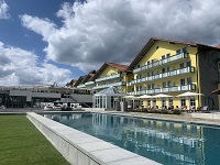 Traumhafter 20 Meter Sky-Infinitypool (c) Digital-Nativ Agentur für digitalen Zeitgeist (Angerhof) Traumhafter 20 Meter Sky-Infinitypool (c) Digital-Nativ Agentur für digitalen Zeitgeist (Angerhof)