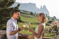 Pärchen mit erfrischenden Sommergetränken (c) Hannes Niederkofler (Steger-Dellai) Pärchen mit erfrischenden Sommergetränken (c) Hannes Niederkofler (Steger-Dellai)