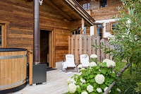 Terrasse mit eigenem Badezuber (Alpzitt Chalets)