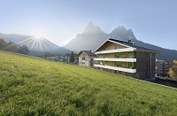 Außenansicht mit Bergkulisse (c) Matthäus Kostner (Paula Wiesinger Apartments & Suites)