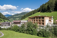 Das Naturhotel Rainer in sommerlicher Bergwelt (Naturhotel Rainer)