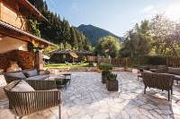 Sonnenterrasse bei der Liegewiese (Naturhotel Rainer)