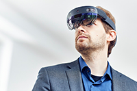 CEO Daniel Anderson mit Augmented Reality Brille (Bildquelle: Univations GmbH) CEO Daniel Anderson mit Augmented Reality Brille (Bildquelle: Univations GmbH)
