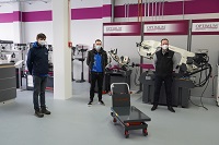 Rennsport-Team Strohm und Söhne nimmt UNICRAFT Scherenhubtischwagen FHT 500 entgegen.