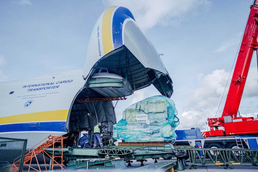 Auf Wickert-Pharmapressen werden Verschlussstopfen für Corona-Impfampullen gefertigt (Foto: Wickert) Auf Wickert-Pharmapressen werden Verschlussstopfen für Corona-Impfampullen gefertigt (Foto: Wickert)