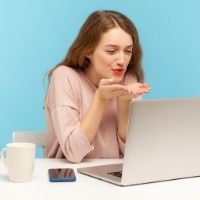 Video-Dating im Dating Cafe, Bildquelle: Khosrork Fotograf/ istock by Getty Images Video-Dating im Dating Cafe, Bildquelle: Khosrork Fotograf/ istock by Getty Images