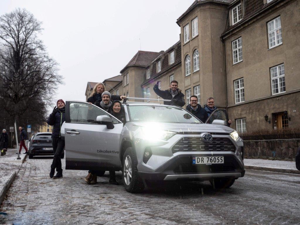 Das Team von Bilkollektivet mit einem Auto aus der Fahrzeugflotte von Bilkollektivet © Bilkollektive Das Team von Bilkollektivet mit einem Auto aus der Fahrzeugflotte von Bilkollektivet © Bilkollektive