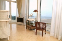 Panoramameerblick dank bodentiefer Fensterelement in dem Luxusappartement