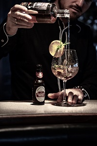 Exlusive Drinks an der HOF BAR Wine & Cocktailbar (c)Ute Niedermayr (ZILLERTALERHOF Alpine Hideaway)
