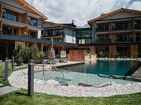 Klarer Naturbadeteich mit Blick auf das Hotel (c) Youngmedia (Hotel MorgenZeit)