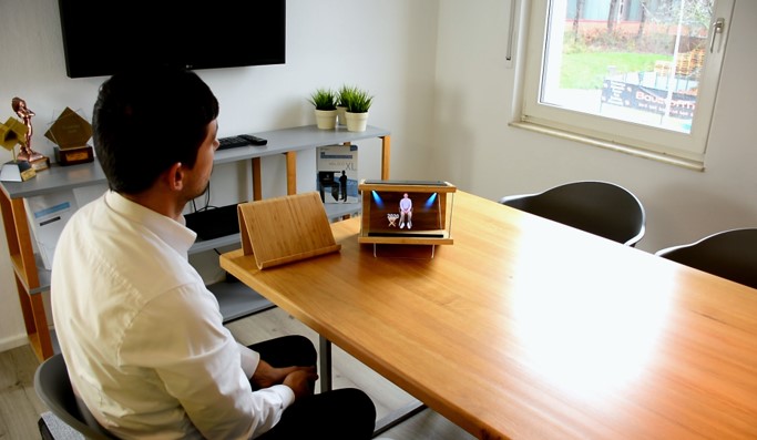 HOLOCO [tab] – die kleine Hologramm-Bühne für den B2B-Vertrieb