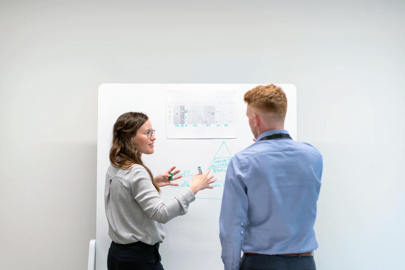 Ingenieure besprechen die Datenlage im Meeting. Ingenieure besprechen die Datenlage im Meeting.