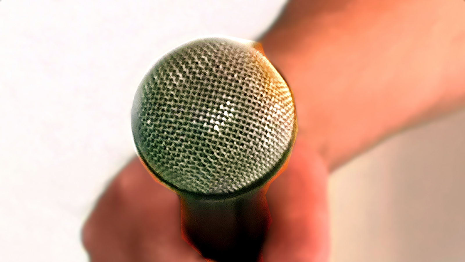 Mit Mikrofon und webfähiger Kamera berichtet der Live-Reporter in Echtzeit von der Veranstaltung Mit Mikrofon und webfähiger Kamera berichtet der Live-Reporter in Echtzeit von der Veranstaltung