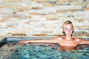 Frau im Pool Frau im Pool