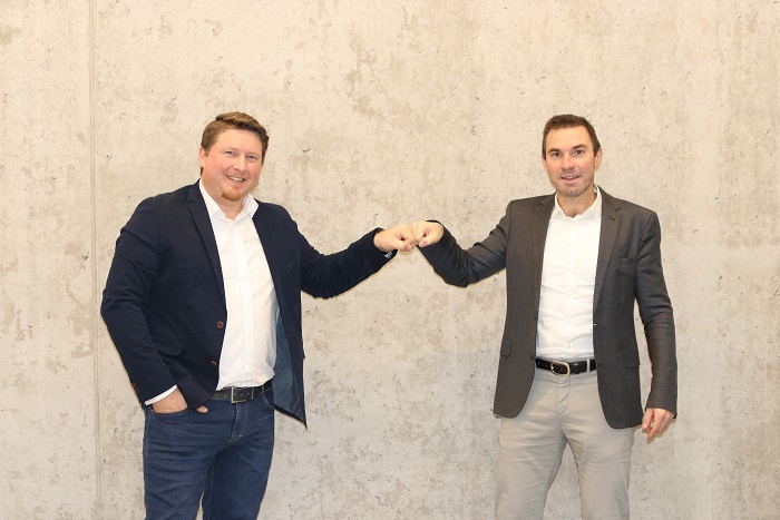 Andrew Bojarski (l) und Daniel Rudolf (r) beim offiziellen Besiegeln der Kooperation Andrew Bojarski (l) und Daniel Rudolf (r) beim offiziellen Besiegeln der Kooperation