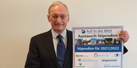 Schüleraustausch Stipendien 2021: Dr. Michael Eckstein mit dem Stipendien-Plakat (Foto: Stiftung Völ Schüleraustausch Stipendien 2021: Dr. Michael Eckstein mit dem Stipendien-Plakat (Foto: Stiftung Völ