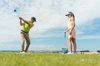 Golflehrer zeigt den perfekten Abschlag (c) Jochen Ziffels (Hotel Traumschmiede)