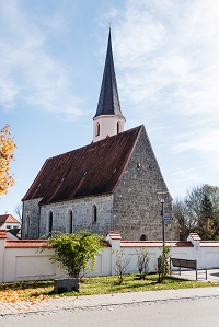 Sonniger Blick auf die Kirche Unterneukirchen (c) Veronika Fleischmann (Hotel Traumschmiede)
