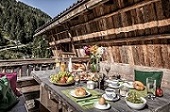 Ausgedehntes Frühstück auf der Sonnenterrasse (Bergdorf Prechtlgut)
