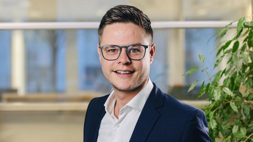 Medienpädagoge Maximilian Enns berät Schulträger, Schulen und Lehrkräfte in Digitalisierungsfragen. Medienpädagoge Maximilian Enns berät Schulträger, Schulen und Lehrkräfte in Digitalisierungsfragen.