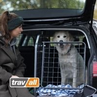 Hunde werden mit Travall Hundegittern, Laderaumteilern und Heckgittern effektiv im Auto gesichert. © Hunde werden mit Travall Hundegittern, Laderaumteilern und Heckgittern effektiv im Auto gesichert. ©
