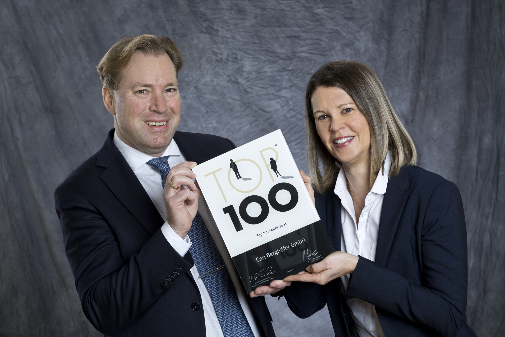Arnd und Anja Berghöfer freuen sichüber das TOP 100-Siegel. Arnd und Anja Berghöfer freuen sichüber das TOP 100-Siegel.