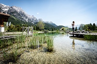 Yoga am Badeteich (c) Peter Kuehnl (PURADIES Hotel & Chalets)