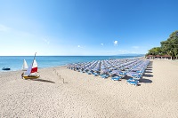 Sonnenschirme am Strand (c) r.patti (VOI Floriana Resort Kalabrien)