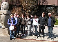 Die CJD-Mitarbeiter Bernd Hatesuer (zweiter von links) und Franz Schienle (rechts) mit der ersten vo Die CJD-Mitarbeiter Bernd Hatesuer (zweiter von links) und Franz Schienle (rechts) mit der ersten vo